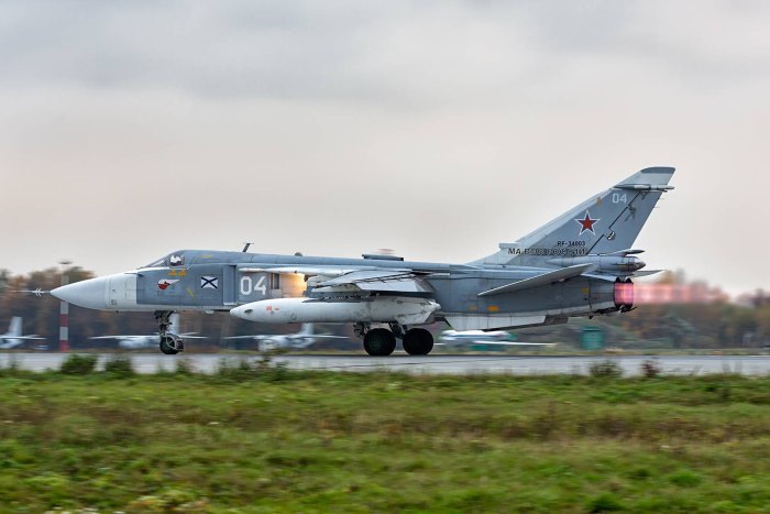 Су-24 бомбардировщик