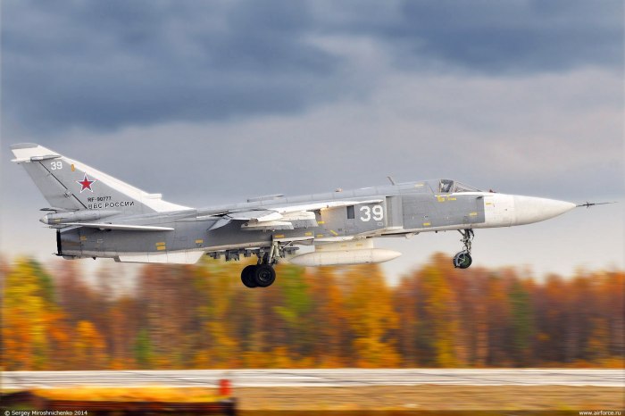 Су-24 бомбардировщик