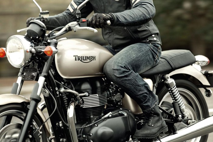 Triumph Bonneville с байкером