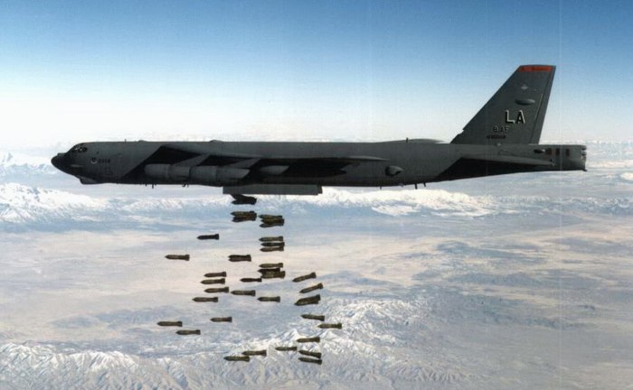 Американские стратегические бомбардировщики b-52
