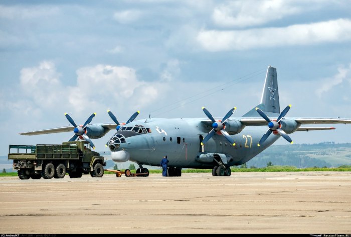 Транспортный турбовинтовой самолет АН-12