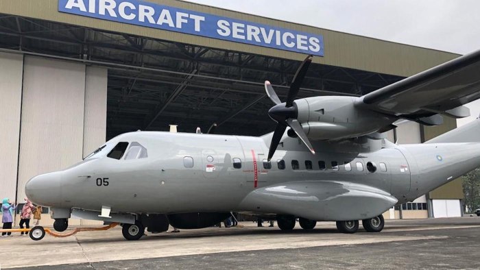 CN-235 самолет