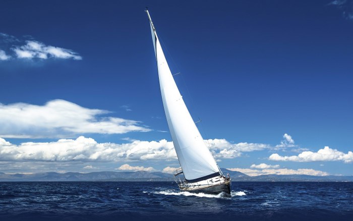 Парусник в море