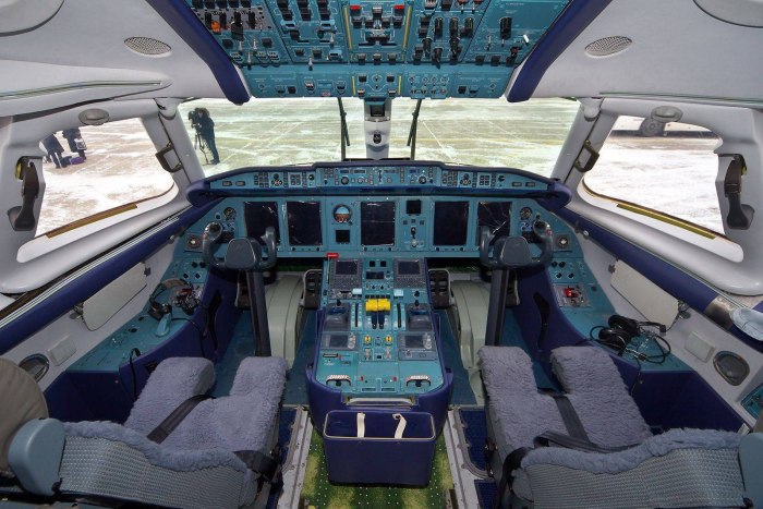 SSJ 100 кабина