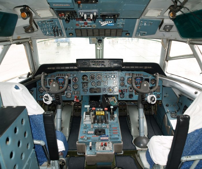 АН-72 кабина