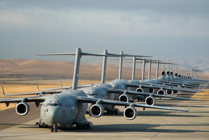 Грузовой самолет • • • •• • Boeing c-17 Globemaster III