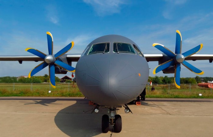 АН-140 военно-транспортный самолёт