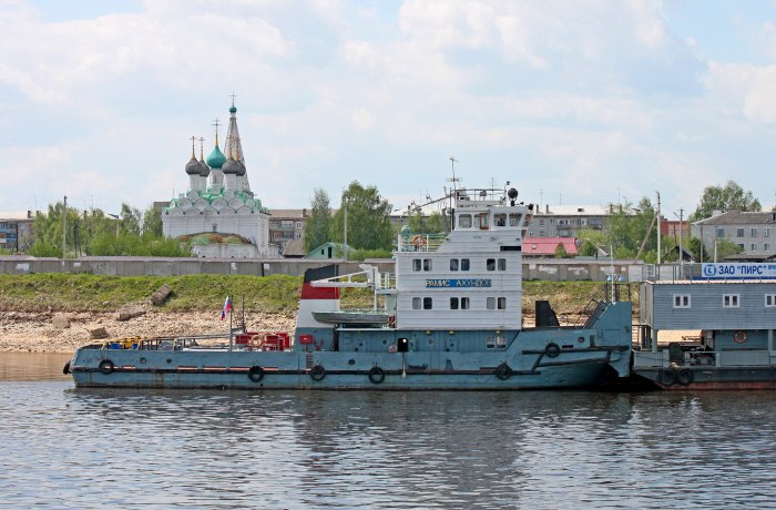 Баржа Ахундов