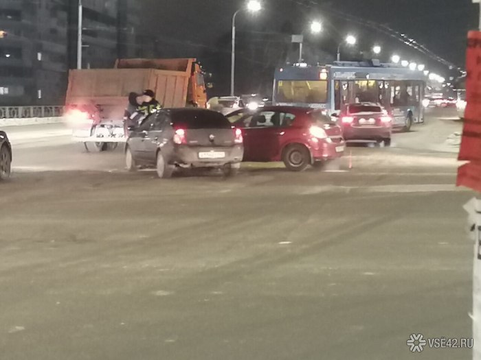 Оживленный перекресток ночью