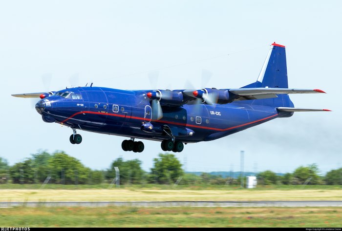 Грузовой самолет an12