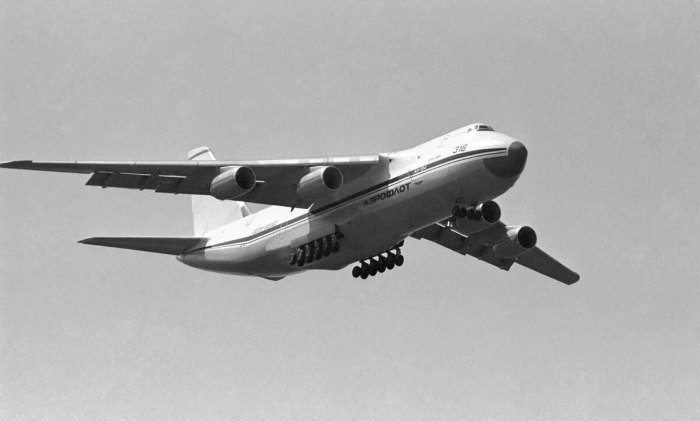 24 Декабря 1982 г.совершил первый полет самолет АН-124 «Руслан»