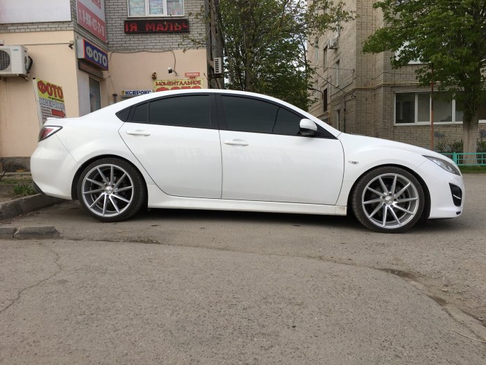 Белая Мазда 6 GH на ВОССЕНАХ