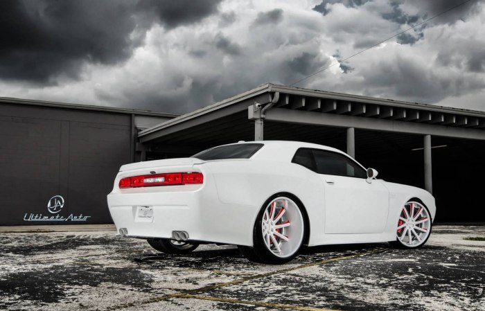 Dodge Challenger белый