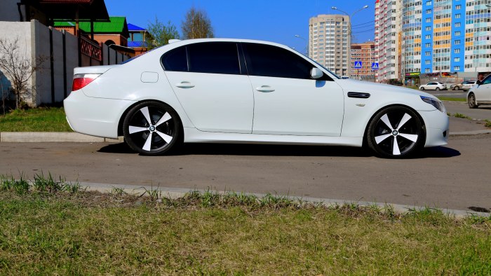 БМВ е60 на дисках 128 стиль r19
