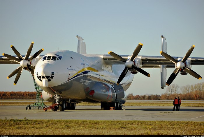 АН-22 военно-транспортный самолёт