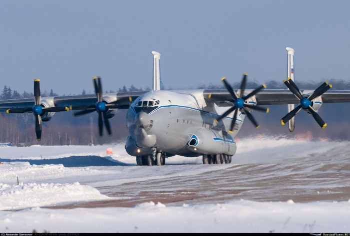 Транспортный самолет АН 22 Антей