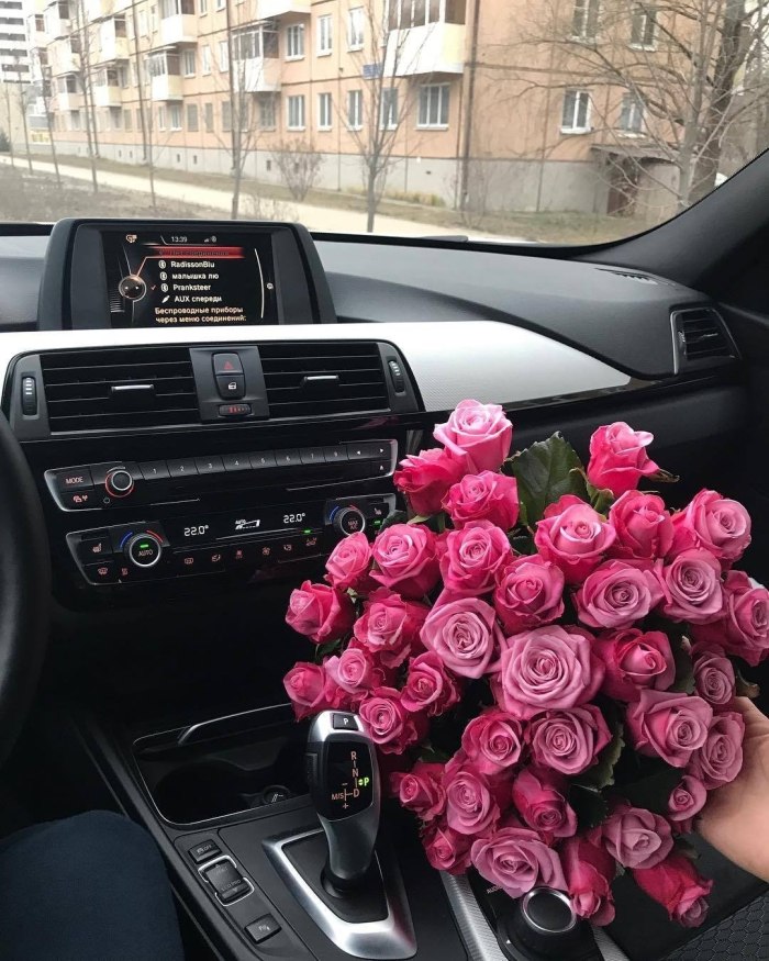 Красивый букет цветов в машине