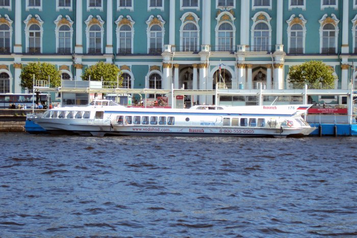 Метеоры водоход в Петергоф