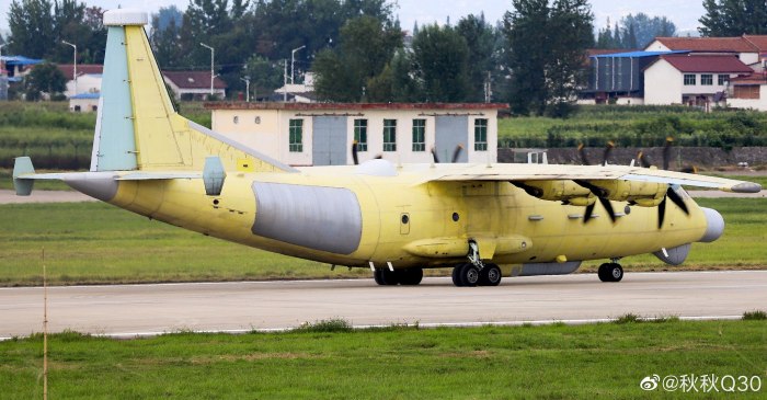 Y-10 самолет