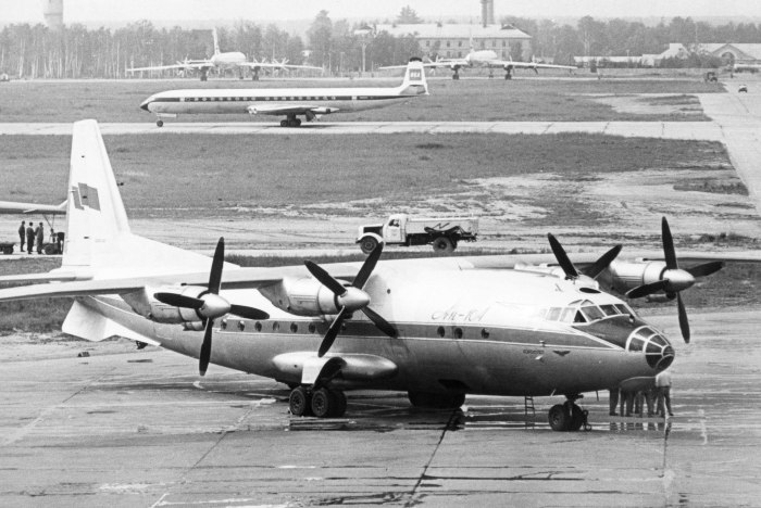 Ил-18 пассажирский самолёт