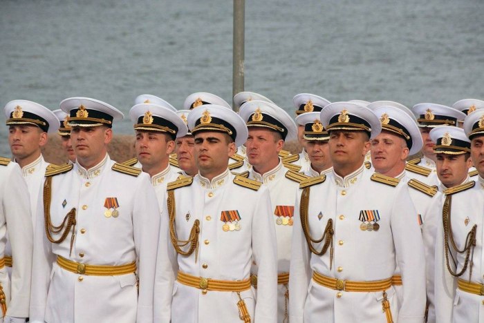 Белая парадная форма ВМФ офицеров РФ