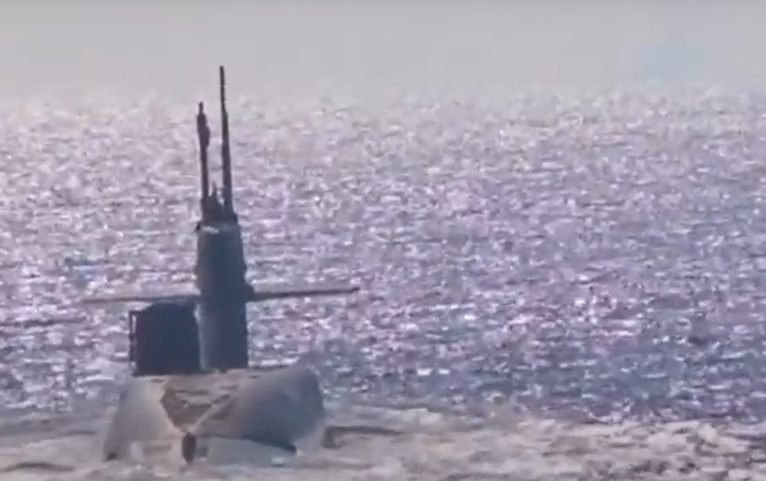 Российская подводная лодка всплыла около статуи свободы