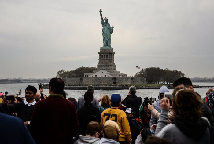 Российская подводная лодка у статуи свободы в США