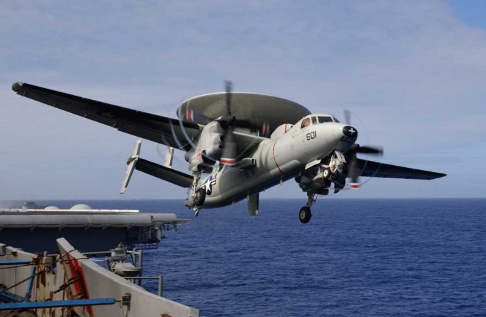Самолет ДРЛО E-2 “Hawkeye”
