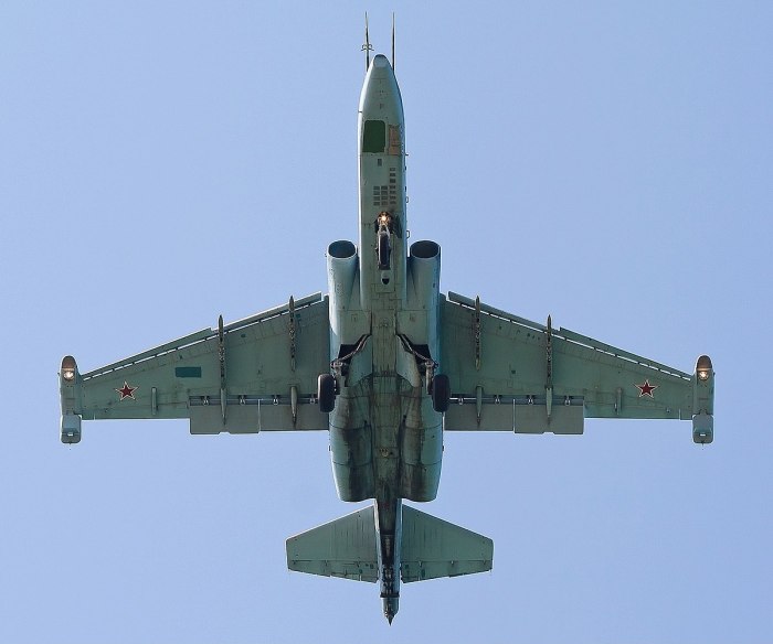 Военный самолет Су 25