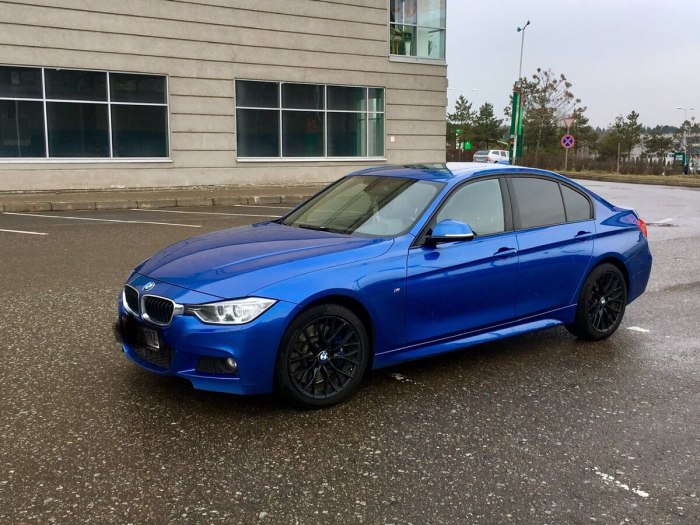 BMW 3 синяя
