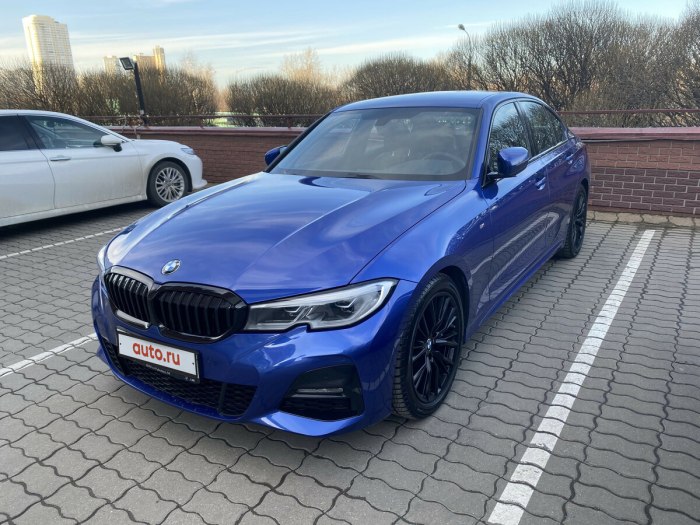 BMW 330i синяя