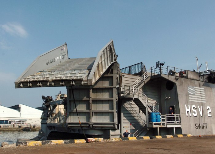 Американский военный катамаран