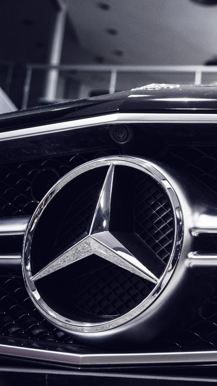 Мерседес черный 2020 AMG вертикальные
