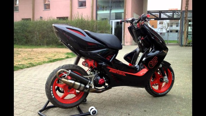 Yamaha Aerox красный