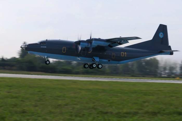 Y-8 самолет