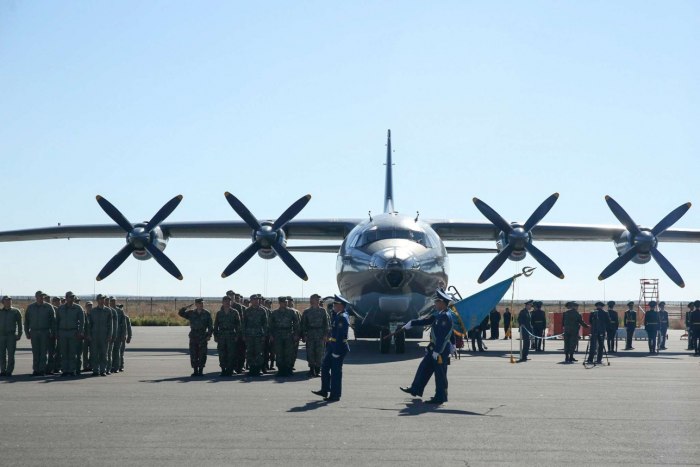 Самолет y 8f 200wa