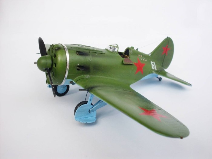 Модель самолета и-16
