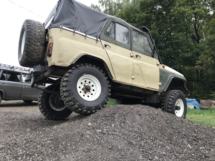 УАЗ 3151 на 33 колесах