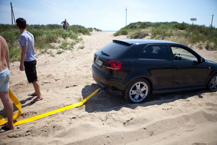 Автомобиль тащит на буксире