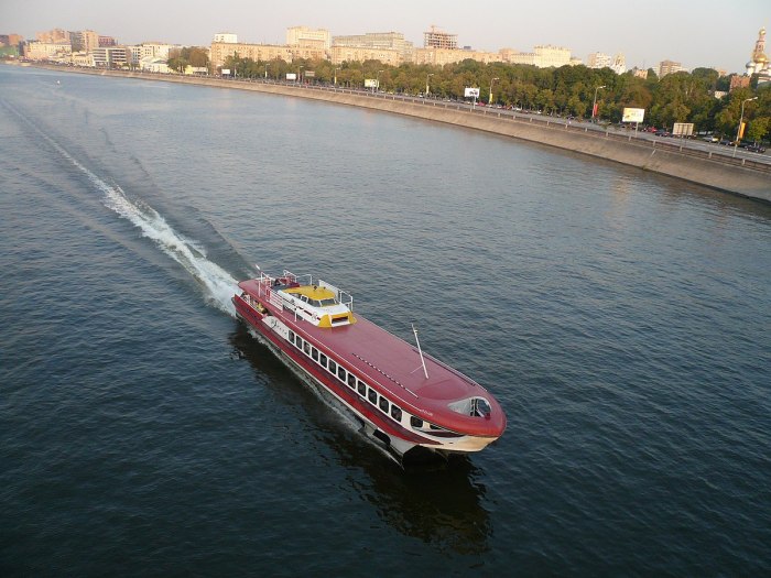 Ракета корабль в Москве реке