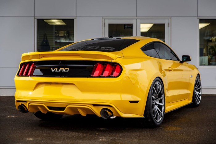 Ford Mustang желтый