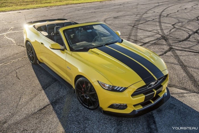 Желтый Ford Mustang 2017