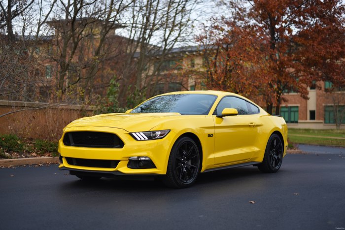 Ford Mustang желтый