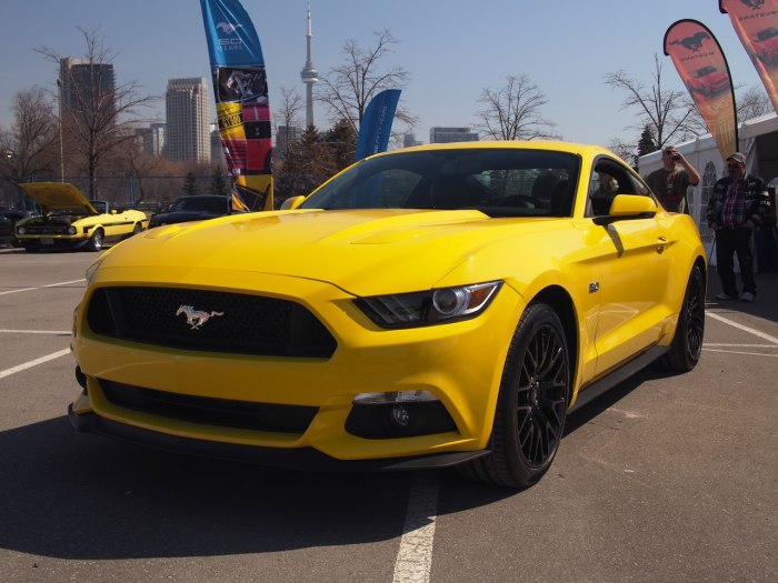 Ford Mustang gt желтый