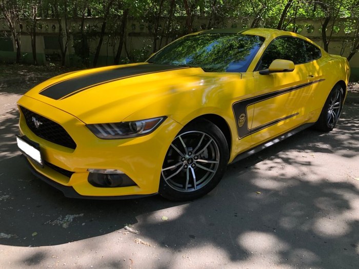 Желтый Ford Mustang 2017