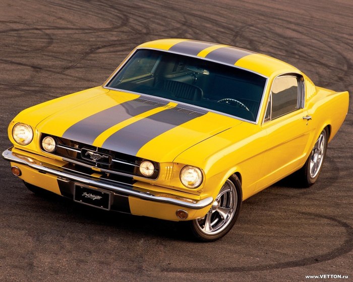 Ford Mustang желтый