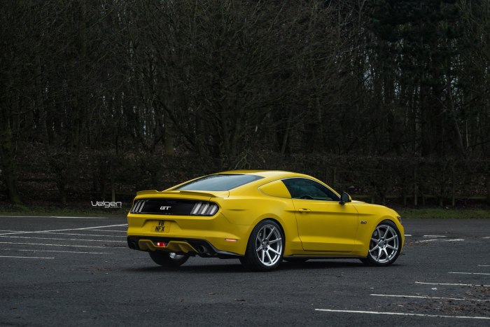 Ford Mustang желтый