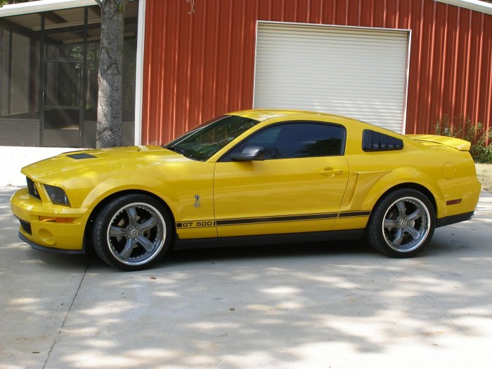 Ford Mustang желтый