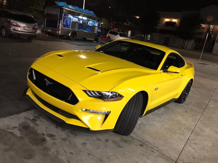 Ford Mustang gt желтый
