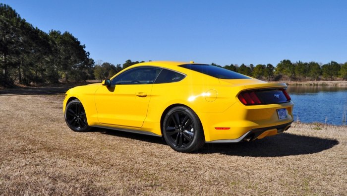 Ford Mustang желтый